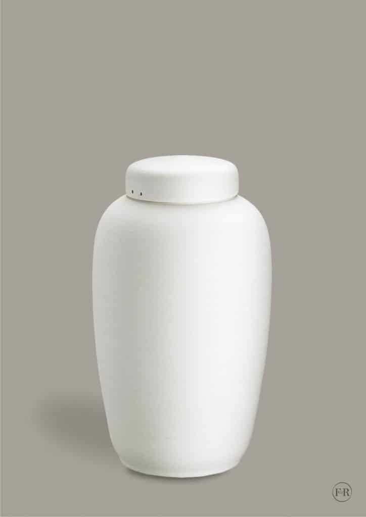 Hvid keramisk urne på grå baggrund
