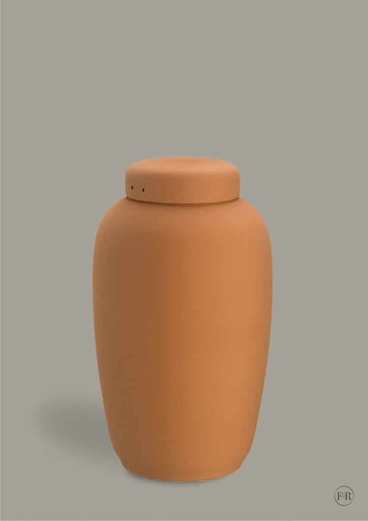 Terrakotta urne med låg på grå baggrund